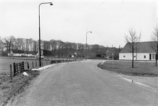 847352 Gezicht over de Achterdijk te Bunnik richting de kruising met de Provincialeweg (S13, de secundaire provinciale ...